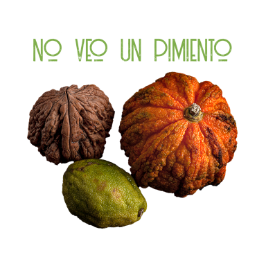 Tres frutas de formas diversas: una naranja, una marrón y una verde en un fondo blanco.