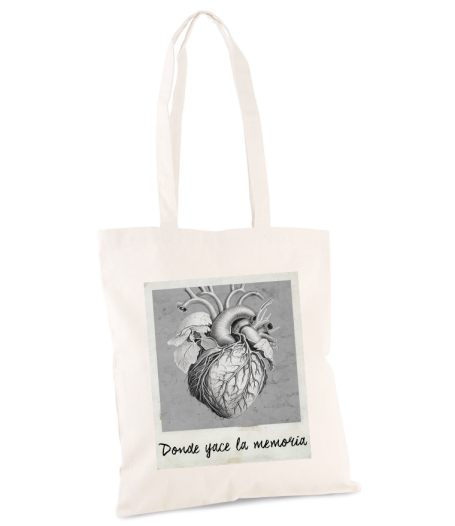 Bolsa de tela beige con un corazón ilustrado y el texto "Donde yace la memoria".